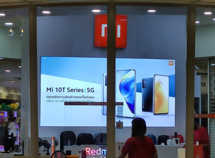 Xiaomi показала лінійку смартфонів Mi 10T в своєму магазині
