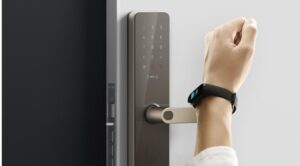 Xiaomi представила розумний дверний замок з камерою