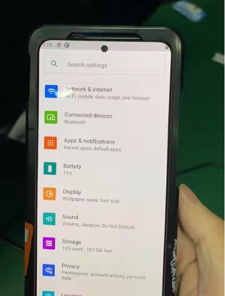 Xiaomi може в цьому році здивувати відразу декількома потенційними бестселерами. Одним з них повинен стати Redmi K40, який сьогодні помічений в соціальних мережах на шпигунських фотографіях. Тут ми бачимо пристрій чохлі-антіутечке, яка все ж не в силах приховати четверну "ультра преміум" -Камера, роз'єм 3,5 мм на нижній межі, дисплей з отвором під