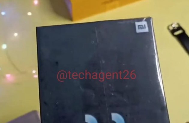 Xiaomi Mi 11 поблизу - можна розглянути написи на камері