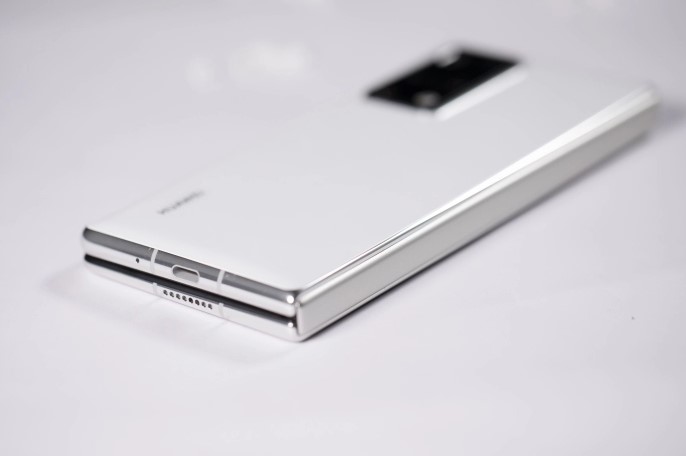 Офіційно представили складаний смартфон Huawei Mate X2 з цінником від 77 673 гривень