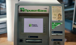 Власники старих банківських карток "ПриватБанку" можуть позбутися своїх грошей