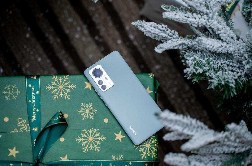 Офіційно представлений новорічний флагман Xiaomi 12 Pro з подарунками