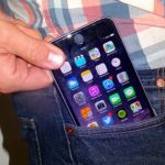 Як впливає на чоловічу потенцію носіння телефону в кишені штанів