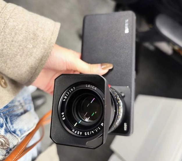 Xiaomi офіційно представила шалений камерофон зі змінними об'єктивами Leica