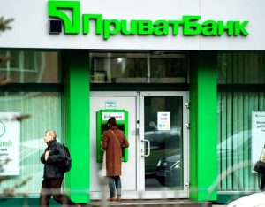 ПриватБанк почав блокувати карти українців: названо причину