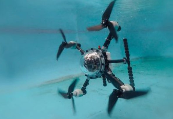 Китайський дрон може літати та плавати під водою