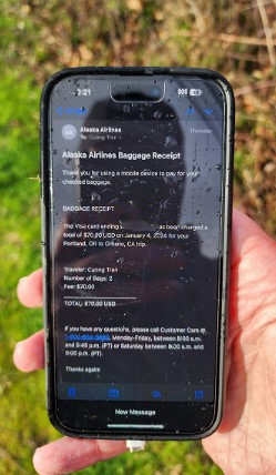 Phone засмоктало в дірку в літаку на висоті 5 км: смартфон знайшли на землі повністю працездатним, на екрані ні подряпини