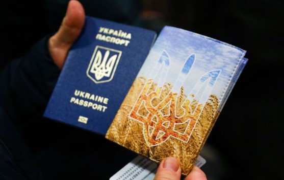 Українським чоловікам обіцяють швидке оформлення закордонного паспорта