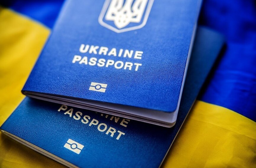 Українці зможуть отримати закордонні паспорти за кордоном: хто зможе