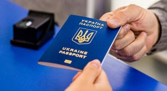 Україна відновить надання консульських послуг для чоловіків за кордоном вже завтра: що відомо