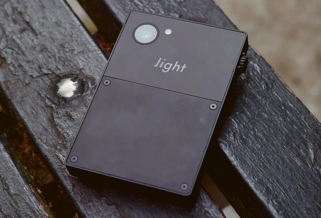 Офіційно представлений смартфон Light Phone 3: без соцмереж з монохромним екраном