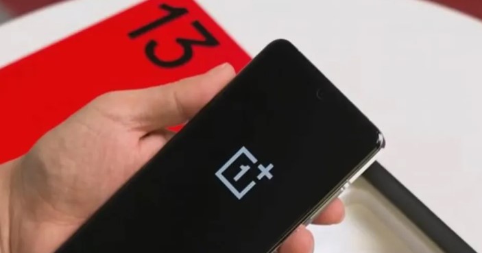 Розпакування смартфона OnePlus 13 показали до презентації