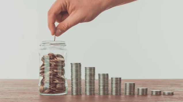 Гривневі депозити в Україні стають збитковими: яку валюту краще тримати в банку