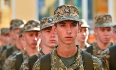 Юнаки за кордоном не можуть оформити закордонний паспорт: влада хоче повернути молодь