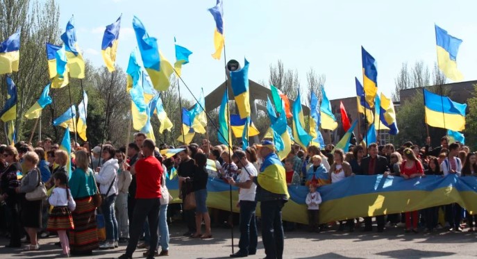 Патріоти за кордоном: скандальне соціальне опитування чоловіків, яке шириться мережею