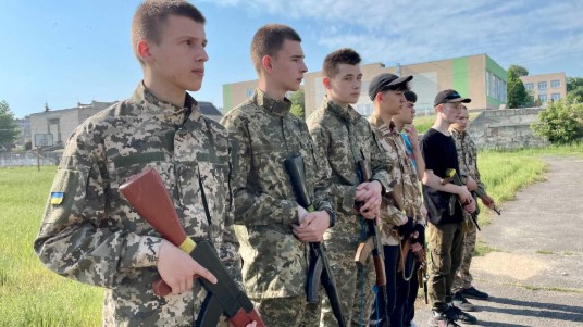 Із 1 вересня в школах будуть готувати до нових реалії: учнів навчатимуть військової підготовки