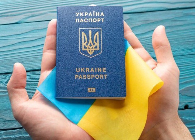 Прощайтеся з паспортами-книжками: українцям доведеться обміняти документи