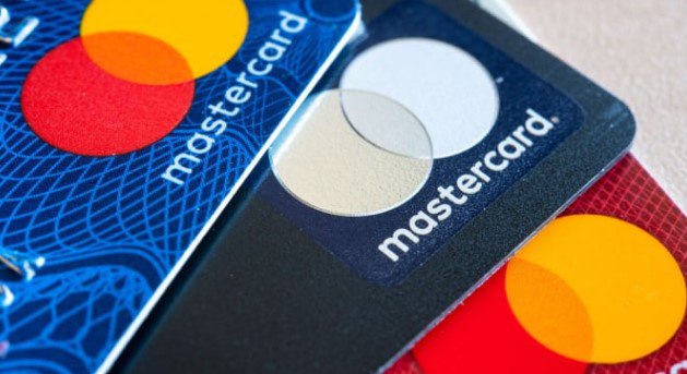 Податки на карткові перекази: як українцям їх уникнути