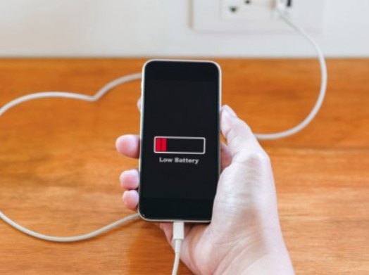 Чи можна залишати телефон на зарядці до ранку: що потрібно знати