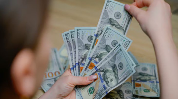 Українцям "зливають" фальшиві долари та євро: які купюри підробляють найчастіше