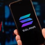 Представлений смартфон на Android з підтримкою криптовалюти Solana