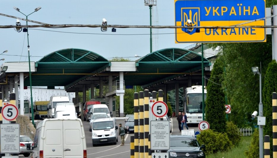 Виїзд чоловіків за кордон обмежуватимуть навіть після війни: причини