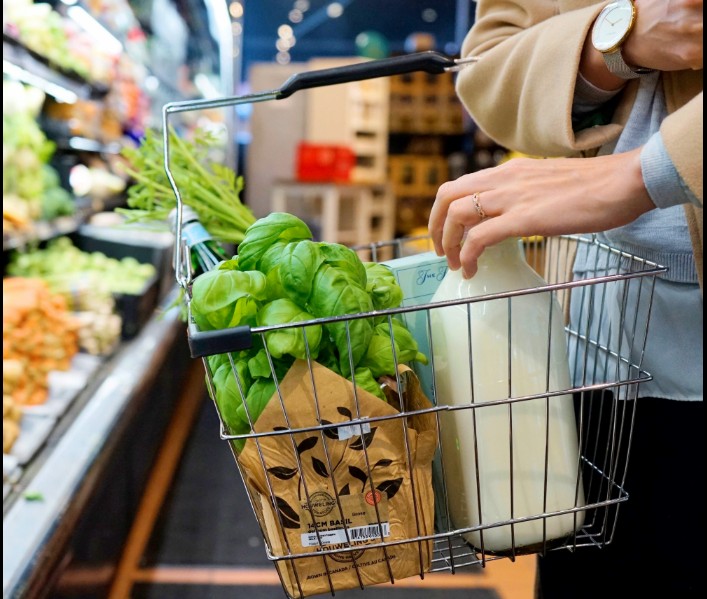 Останнім часом у суспільстві все частіше лунають твердження, що вартість продуктів харчування в Україні подекуди перевищує європейські країни.