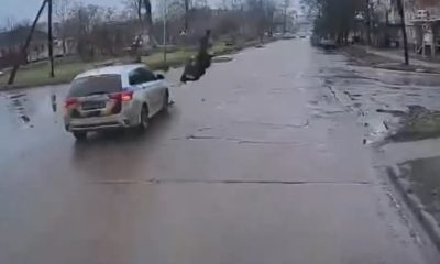 Поліцейські на великій швидкості збили жінку з дитиною на переході: відео