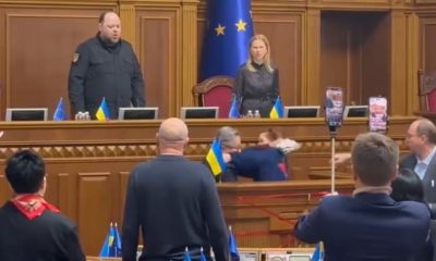 Бійка у Верховній Раді під час Гімну: Мар’яна Безугла один на один з Сергієм Тарутою Стефанчук закликає депутатку зайняти своє робоче місце, однак вона відмовляється. Через дії Мар’яни Безуглої парламент так і не зміг вчасно розпочати роботу.